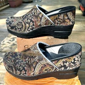 DANSKO Professional Crushed Velvet Tapestry Clogs Shoes - Euro 38, US 7.5